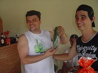  O presente: Um pepino! Agora o que o Alex vai fazer com isso eu não faço a minima idéia. hihihi