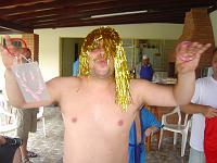  Colar, brincos, peruca dourada e pulseiras.