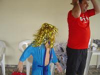  A peruca dourada já começou a fazer sucesso.