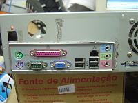  Esta foi a minha segunda experiência com casemod. Pena que eu perdi as fotos anteriores. Aqui o fundo do gabinete ja foi recortado para encaixar o espelho da placa ATX. O gabinete era de um Compaq Pressario que usava um processador Ciryx 180MHz.