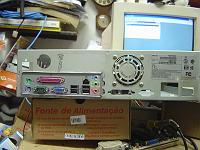  No local da ventoinha original adaptei uma nova, com um fluxo de ar maior. A fonte original foi descartada, pois não aguenta um Athlon XP 2400+