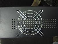  Testando o tamanho do furo e marcando os pontos de fixação da grelha da ventoinha.