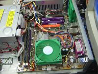  Visao geral da placa-mãe. O cooler teve que ser escolhido cuidadosamente, pois o gabinete não é muito alto. Usei um cooler da Vcom, com base de cobre.