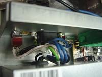  Detelhe do cabeamento da fonte de alimentação. Como a fonte ficou de lado, precisei puxar a tomada e chaves por uma borracha passa fio pelo lado da tampa da fonte.