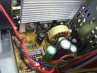  A fonte de alimentação que escolhi era uma piada, mas tive que escolher pelo tamanho e não pela qualidade e potência... Os capacitores de filtragem da fonte foram substituidos por de melhor qualidade e valores mais condinzentes com a corrente fornecida pela fonte.