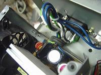  Detalhe da fiação que sai da fonte e vai para a tomada e chaves.