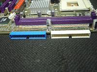  Os conectores de frente. Eles foram encaixados na borda da placa.