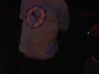  O laser verde de 5mw do Xandinho. Da pra ver o feixe no ar dependendo da posição.