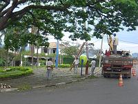  Outro poste sendo trocado na praça do Perpétuo.