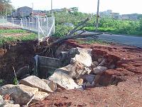  Mais estragos da chuva, isso já foi 5 dias depois... tem mais coisas ai pelas próximas fotos. Isso tudo foi resultado da erosão provocada pela enxurrada, foi o suficiente até pra arracar uma arvore.